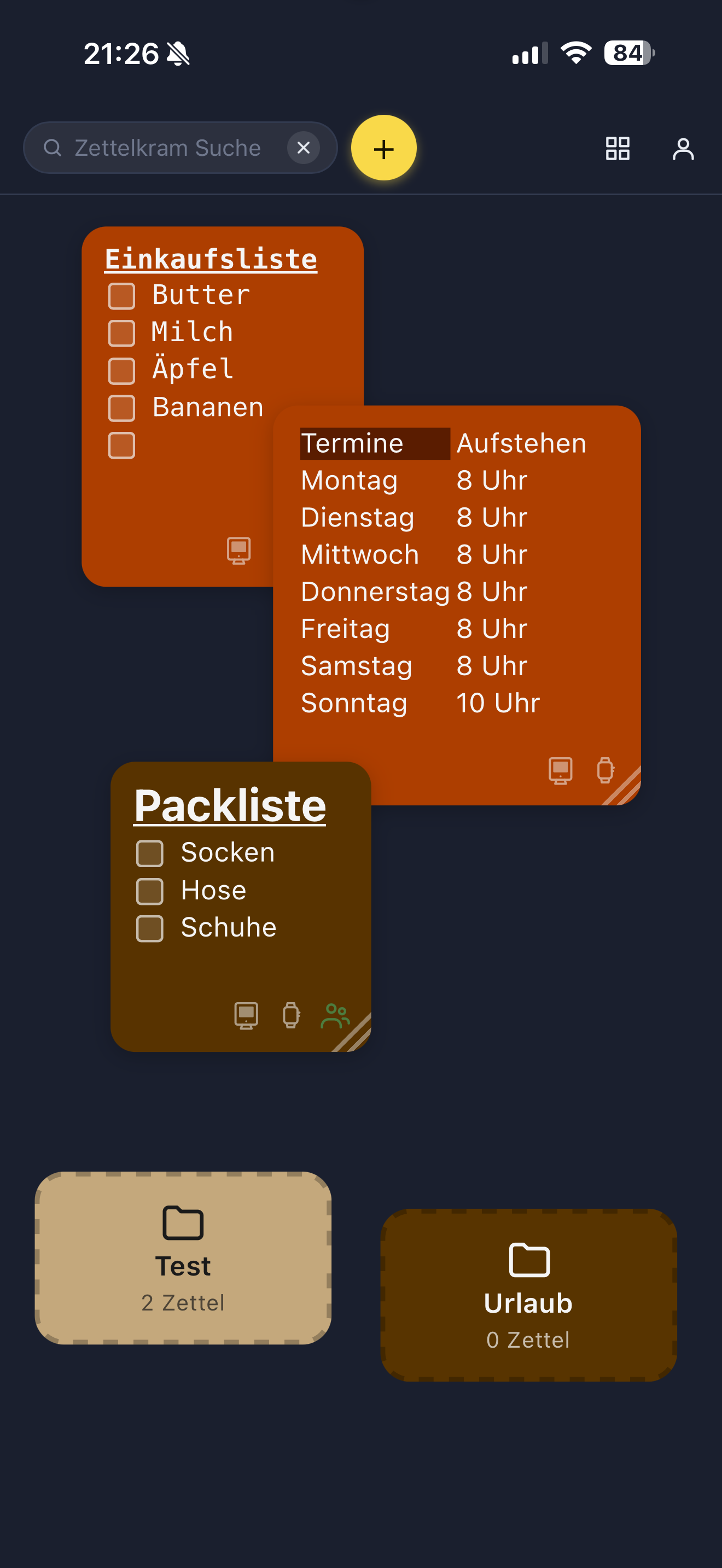 Zettelkram-Übersicht auf dem iPhone — drei farbige Sticky-Notizen (Einkaufsliste, Termine, Packliste) auf der Pinnwand plus Test- und Urlaub-Ordner